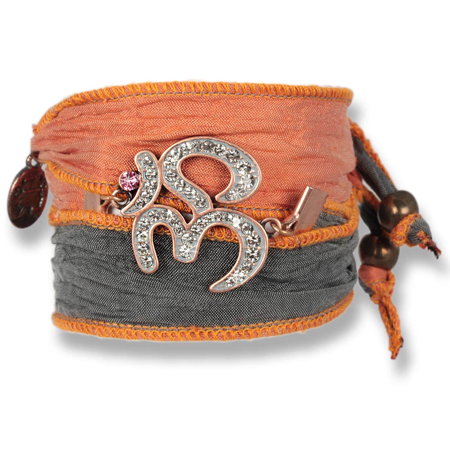 Dusta Terra - Radiant Om Talismanarmband aus indischen Saris