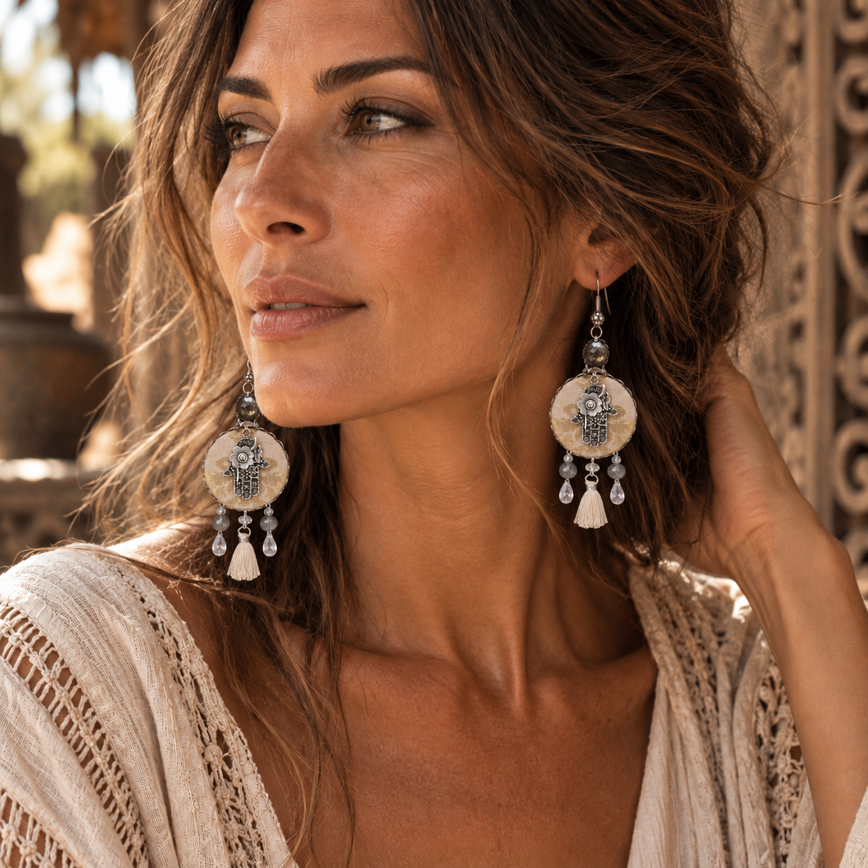 Ohrschmuck »Whisper of Light« – Labradorit & Silbergrau mit Schutzhand